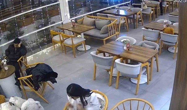 Kontrolden çıkan otomobil kafeteryaya girdi: Saniyelerle kurtuldular