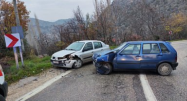 Kontrolden çıkan otomobil karşı yönden gelen otomobile çarptı, 1 yaralı