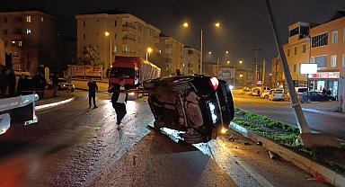 Kontrolden çıkan otomobil önce takla attı sonra direğe çaptı: 3 kişi yaralandı