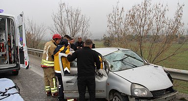 Kontrolden çıkan otomobil refüje ve bariyerlere çarptı: 1 ölü, 1 yaralı
