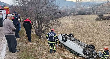 Kontrolden çıkan otomobil tarlaya uçtu; 2 yaralı