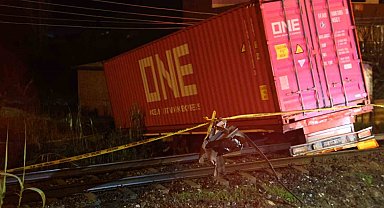 Kontrolden çıkan tırın raylara uçtuğu kazada tren seferleri durduruldu: 1 ölü