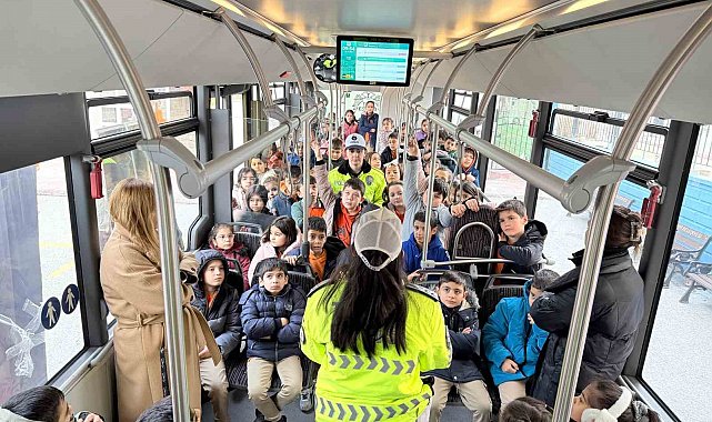 Konya Büyükşehir'in nezaket otobüsü öğrencilere trafik kültürünü aşılıyor