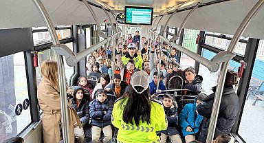 Konya Büyükşehir'in nezaket otobüsü öğrencilere trafik kültürünü aşılıyor