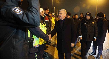 Konya protokolü, sürücülerin ve polislerin yeni yılını kutladı