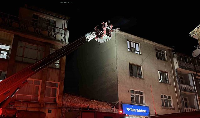 Konya'da 3 katlı binanın çatısında yangın paniği