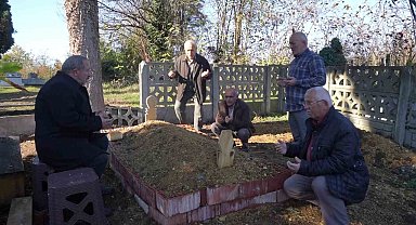 Köpeğin vefası: Sahibinin mezarından ayrılmayan köpek duygulandırdı