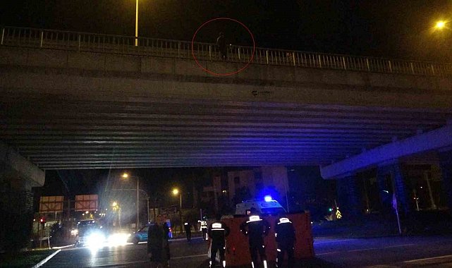 Köprüye çıkan kadını polis ölümün ucundan aldı, izleyenlerin arasından çıkan sözler pes dedirtti