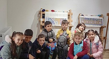 Körfez'de ilkokul öğrencileri Hereke halısının yapım aşamalarını inceledi