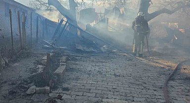 Korkuteli'nde yanan ev kullanılamaz hale geldi