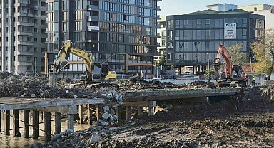 Korozyona uğrayan köprü yıkılıyor