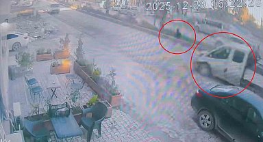 Koşarak karşıya geçen çocuk saniyelerle ölümden döndü