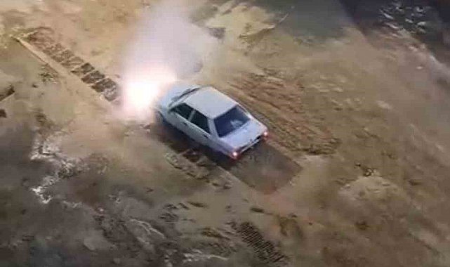 Krizi fırsata çevirdi, patlayan suda aracını yıkadı