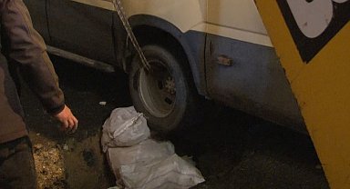 Küçükçekmece'de minibüs yağmur sonrası çöken yola düştü