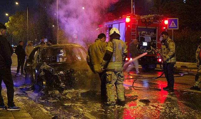 Küçükçekmece'de seyir halindeki otomobil alev topuna döndü