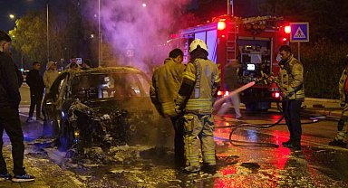 Küçükçekmece'de seyir halindeki otomobil alev topuna döndü