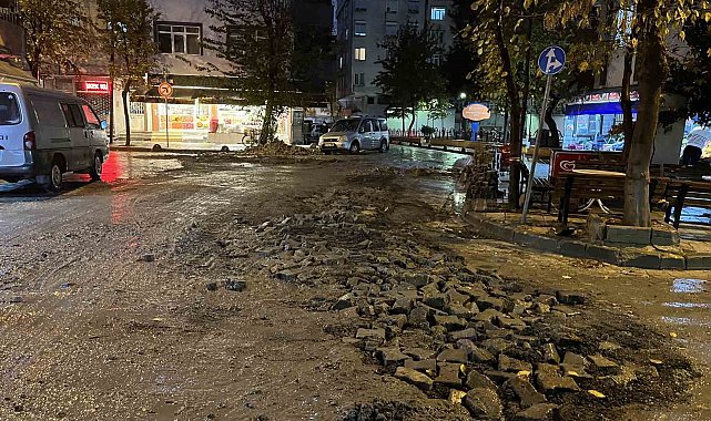 Küçükçekmece'de yağmur sonrası çöken yolda, araçlar çukura düştü