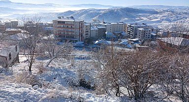 Kulp'ta tüm sokaklar buz tuttu, araçlar yola çıkamadı