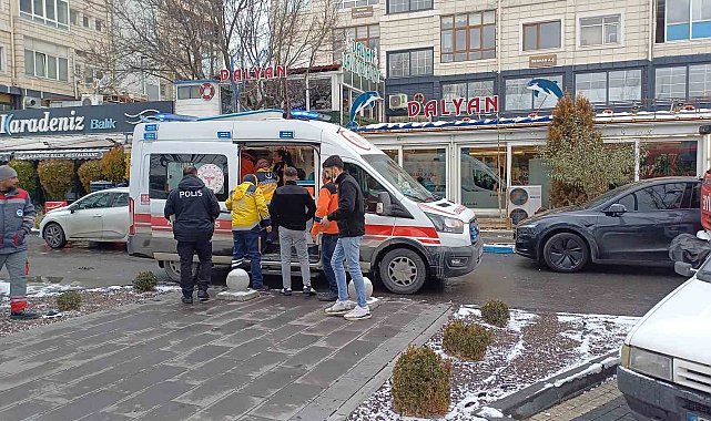 Kuruyemişçi deposunda çıkan yangında 4 kişi dumandan etkilendi