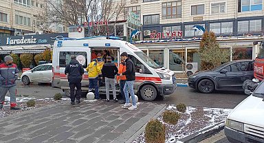 Kuruyemişçi deposunda çıkan yangında 4 kişi dumandan etkilendi