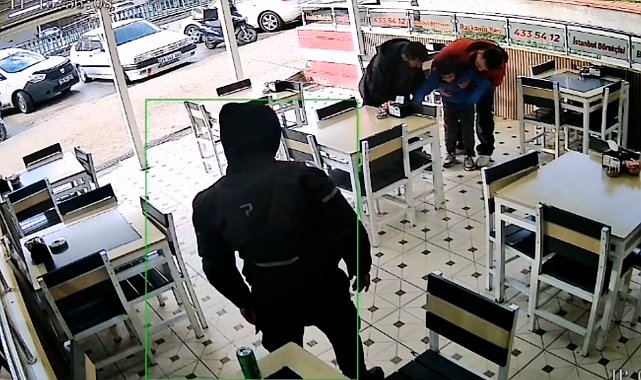 Kurye heimlich manevrasıyla boğulan çocuğu kurtardı: O anlar kamerada