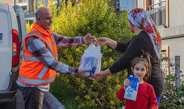 Kuşadası Belediyesi süt dağıtımına devam ediyor