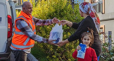 Kuşadası Belediyesi süt dağıtımına devam ediyor