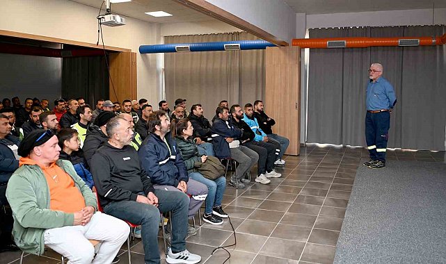 Kuşadası Belediyesi Temizlik İşleri Müdürlüğü personeline 'güvenli sürüş' eğitimi verildi