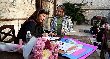 Kuşadası'nda çocuklara hem kitap hem hayvan sevgisi aşılandı