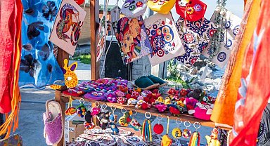 Kuşadası'nda kurulan yılbaşı pazarı rengarenk görünümüyle ilgi odağı oldu