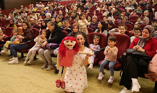 Kütahya'da 'Ecem ile Çilek Vantrolog Gösterisi'ne çocuklardan ilgi