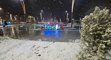 Kütahya'da kar yağışı kenti beyaza bürüdü