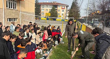 Kütahya'da öğrenciler fidanları toprakla buluşturdu