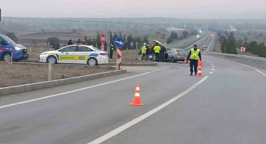 Kütahya'da otomobil ile traktör çarpıştı: 2 yaralı