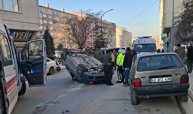 Kütahya'da park halindeki araçlara çarpan otomobil takla attı: 2 yaralı