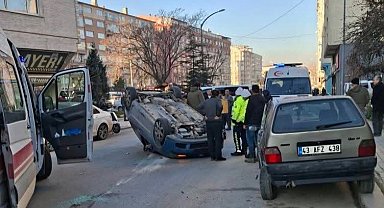 Kütahya'da park halindeki araçlara çarpan otomobil takla attı: 2 yaralı