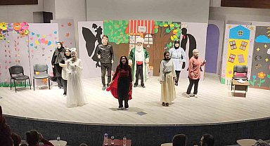 Kütahya'da "Bir Dürüstlük Hikâyesi" adlı çocuk tiyatrosu öğrencilerle buluştu