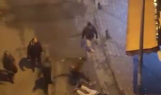 Laf attığı kişiler tarafından böyle darp edildi… Dövmekle yetinmediler, yerde tekmelediler