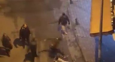 Laf attığı kişiler tarafından böyle darp edildi… Dövmekle yetinmediler, yerde tekmelediler