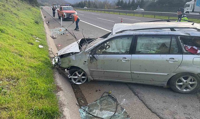 Lastiği patlayan otomobil bariyere çarpıp takla attı
