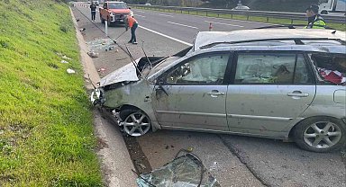 Lastiği patlayan otomobil bariyere çarpıp takla attı