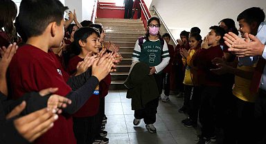 Lösemiyi yenen İkranur 3 yıl sonra okula döndü, çiçek ve balonlarla karşılandı