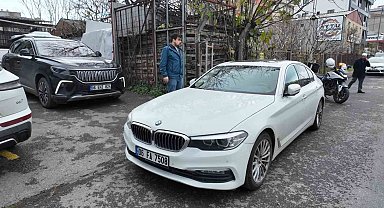 Lüks araçla çıkışı kapattı, cuma çıkışında tepkiye neden oldu