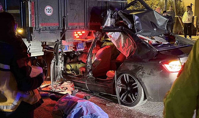 Lüks otomobil kamyona ok gibi saplandı: 1 ölü, 2 yaralı