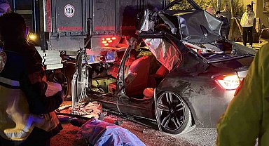 Lüks otomobil kamyona ok gibi saplandı: 1 ölü, 2 yaralı