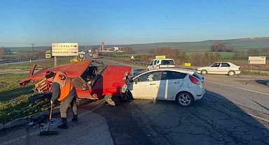 Lüleburgaz'da kavşakta çarpışan otomobillerin sürücüleri yaralandı