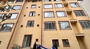 Mahsur kalan kedi için yatak taşıyıp battaniye gerdiler