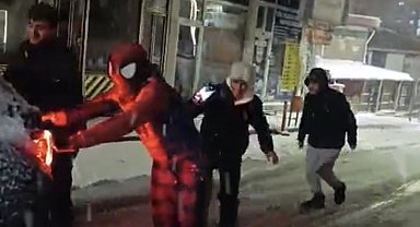 Mahsur kalan sürücüye örümcek adam desteği