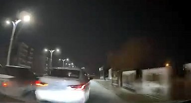 Makas atıp araca çarptı, bir şey olmamış gibi olay yerinden kaçtı