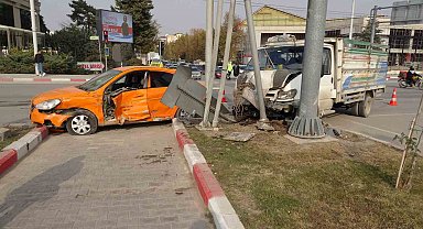 Malatya'da kamyonet ile ticari taksi çarpıştı: 2 yaralı